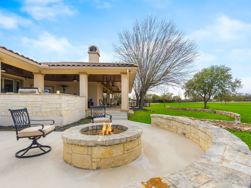 Hardscapes - outdoor columns and fireplaces in Gadsden Alabama