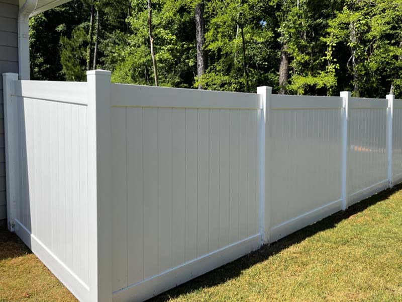 Gadsden Alabama vinyl privacy fencing