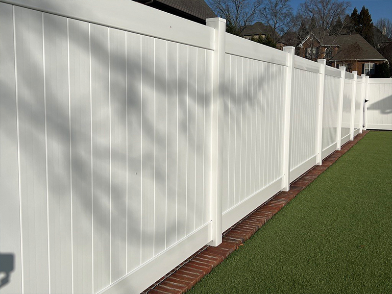 Photo of a vinyl fence in Central Alabama